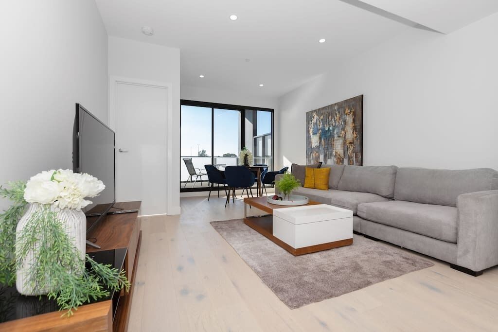 Una televisión, una oficina