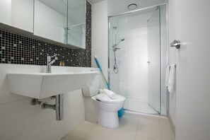 Douche, sèche-cheveux, serviettes fournies