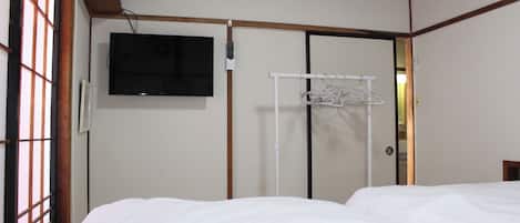 2 bedrooms, desk, free WiFi, bed sheets