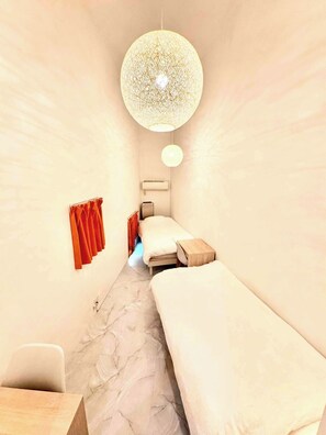 4 bedrooms, desk, iron/ironing board, free WiFi