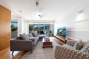 TV, offices - Marina Waterfront Living at Port of Airlie (Airlie Beach)