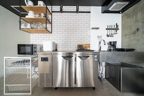 Réfrigérateur, four à micro-ondes, surface de cuisson