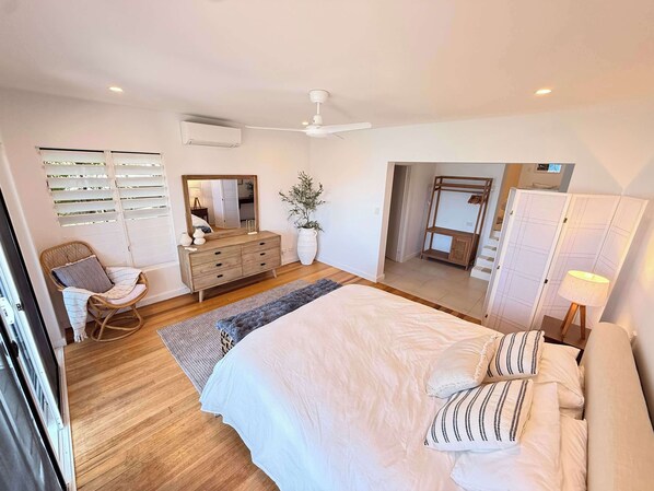 4 habitaciones, escritorio y tabla de planchar con plancha 