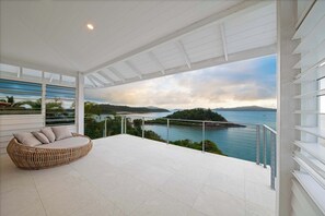 Terrace/patio - 'Vue de Bleu' Luxury Whitsunday Retreat (Shute Harbour)