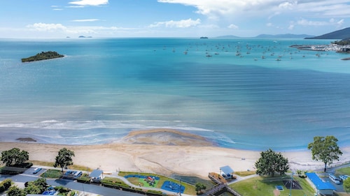 Whitsunday Escape - Beachfront Penthouse with Shared Pool