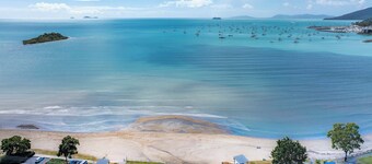 Whitsunday Escape - Beachfront Penthouse with Shared Pool