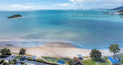 Whitsunday Escape - Beachfront Penthouse with Shared Pool