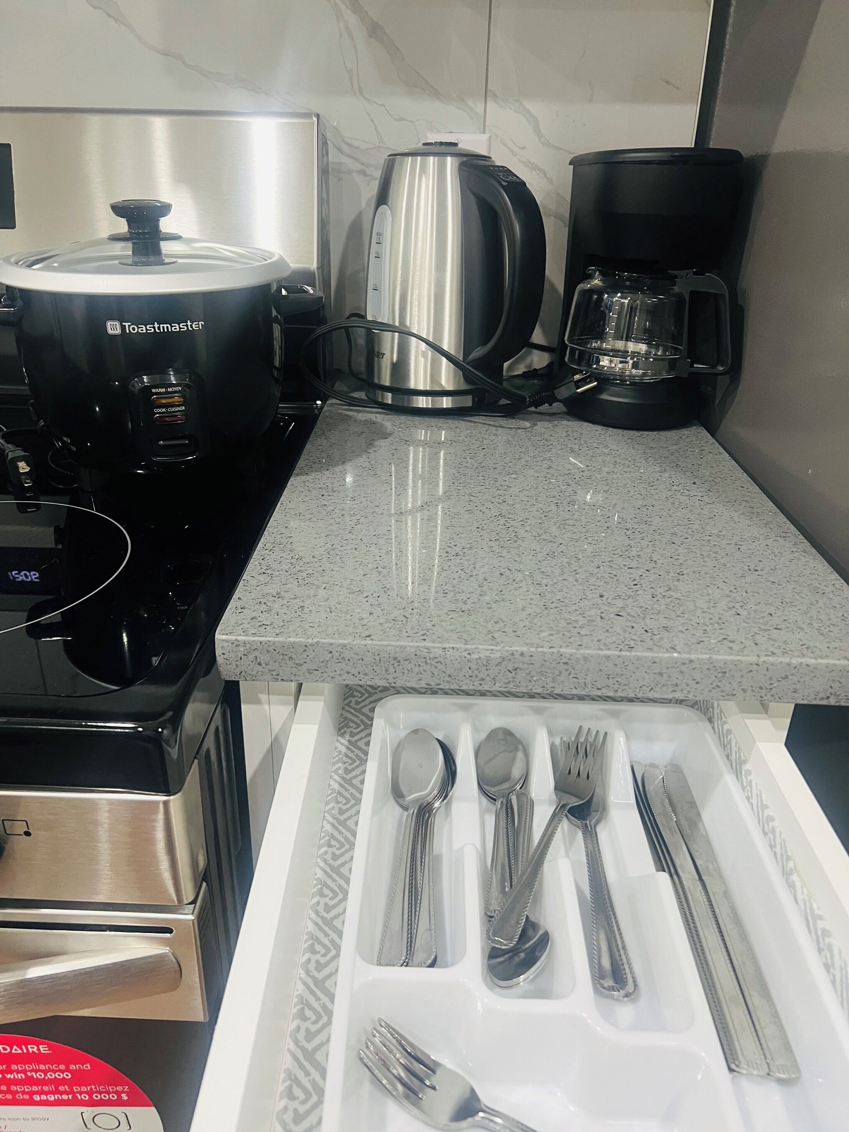 Microondas, lavavajillas, licuadora y molino para café 