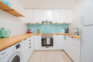Kühlschrank, Mikrowelle, Ofen, Wasserkocher mit Kaffee-/Teezubehör