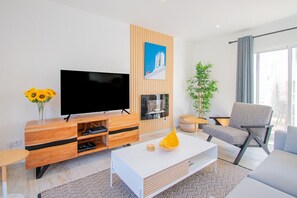 TV, fireplace