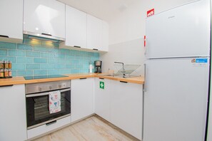 Kühlschrank, Mikrowelle, Ofen, Wasserkocher mit Kaffee-/Teezubehör