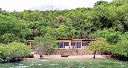 4 Bedroom Beach House with Pool
