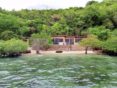 4 Bedroom Beach House with Pool