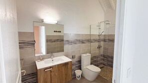 Shower, towels, toilet paper - This duplex offers sea views from its suspended terrace. (Capesterre-de-Marie-Galante)