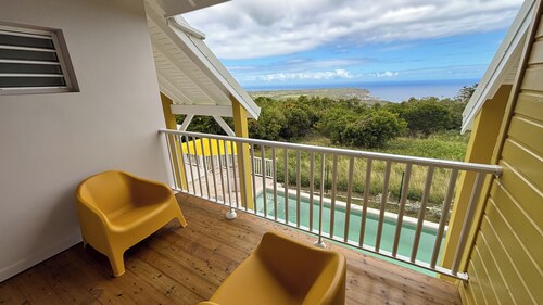 This duplex offers sea views from its suspended terrace.