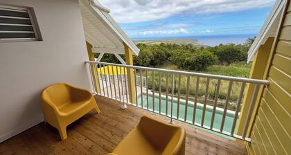 This duplex offers sea views from its suspended terrace.