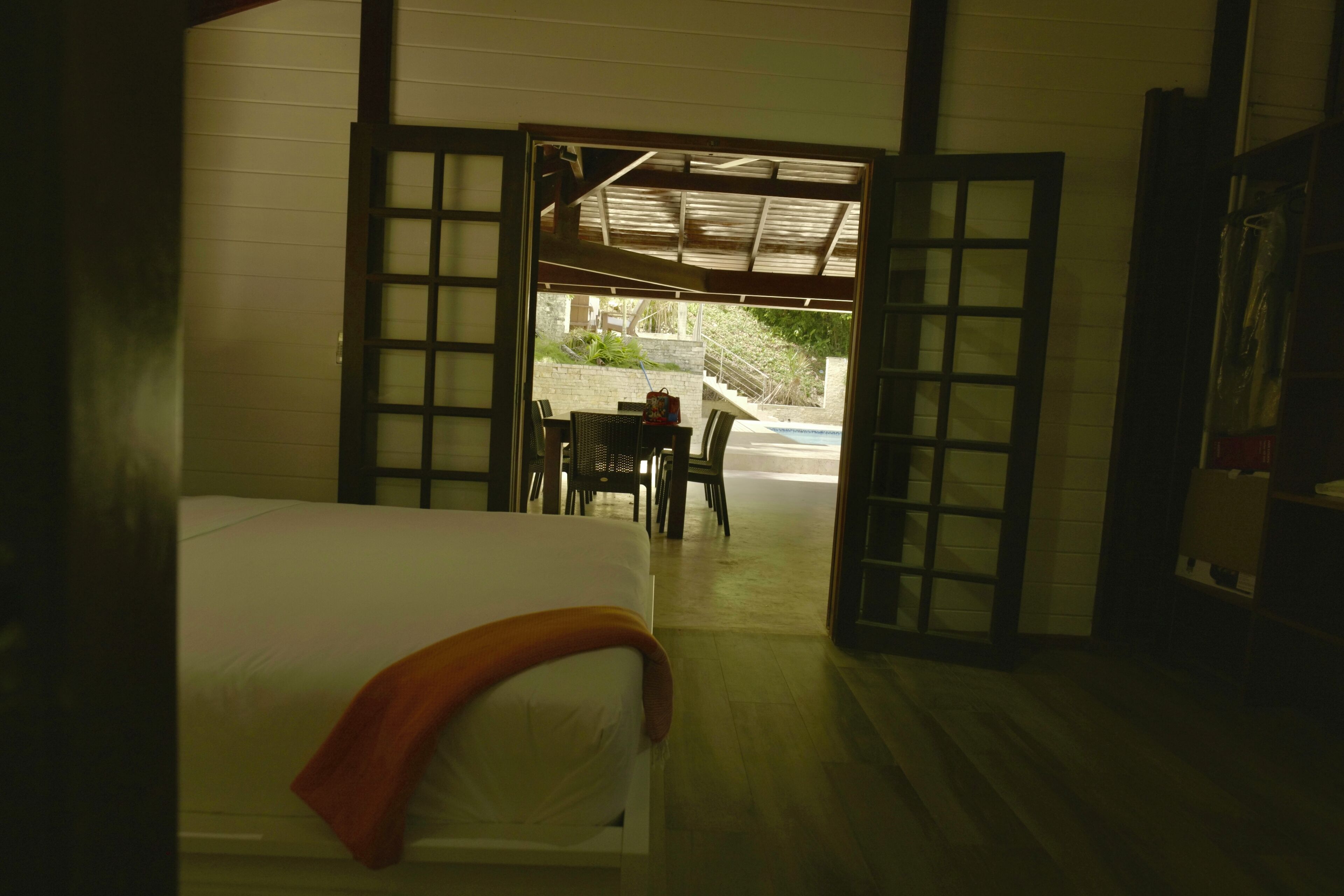 4 habitaciones, tabla de planchar con plancha, wifi y ropa de cama 