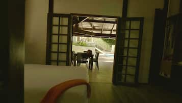 4 habitaciones, tabla de planchar con plancha, wifi y ropa de cama