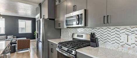 Réfrigérateur, micro-ondes, four, plaque de cuisson