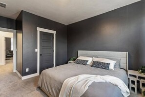 3 Schlafzimmer, Schreibtisch, Bügeleisen/Bügelbrett, Reisekinderbett