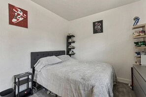3 bedrooms, desk, iron/ironing board, travel crib