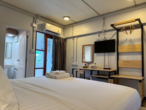 Hochwertige Bettwaren, Daunenbettdecken, laptopgeeigneter Arbeitsplatz