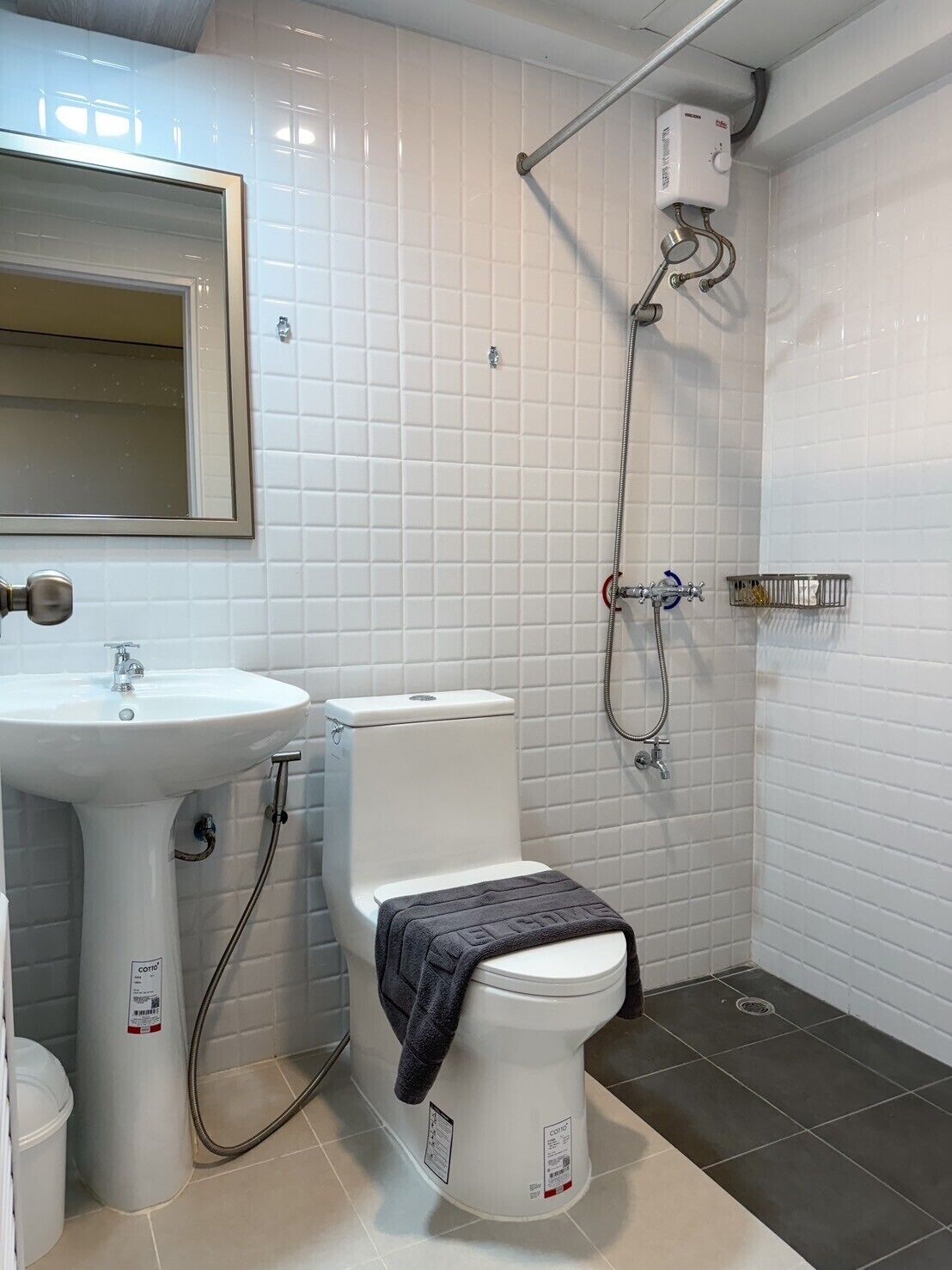 Ein Badezimmer mit Waschbecken, Toilette und Dusche.