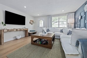 3 habitaciones, escritorio y tabla de planchar con plancha