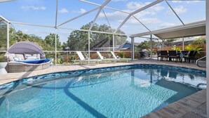 Una piscina coperta con lettini e una vasca idromassaggio.