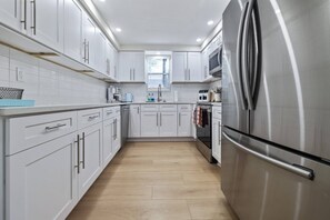 Refrigerador, microondas, horno y parrilla de estufa