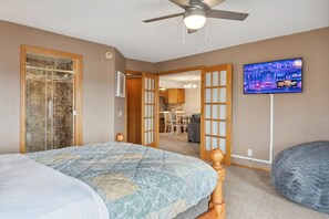 2 soverom, skrivebord, strykejern/-brett og wi-fi (inkludert)