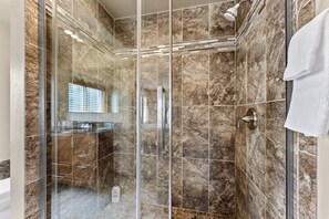 Douche, séchoir à cheveux, serviettes fournies