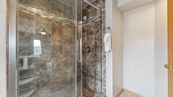Douche, sèche-cheveux, serviettes fournies