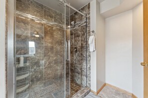 Douche, séchoir à cheveux, serviettes fournies