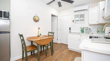 Réfrigérateur, micro-ondes, plaque de cuisson, cafetiÚre/bouilloire