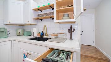 Réfrigérateur, micro-ondes, plaque de cuisson, cafetiÚre/bouilloire