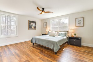 4 bedrooms, iron/ironing board, WiFi, bed sheets - Walk to Beach & Sebago Lake: Luxe Family Getaway! (Sebago)
