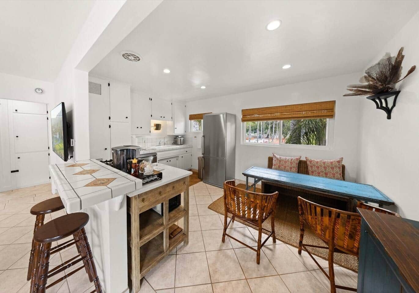 Geladeira, micro-ondas, fogão, cooktop