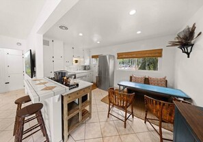 雪櫃、微波爐、焗爐、爐具