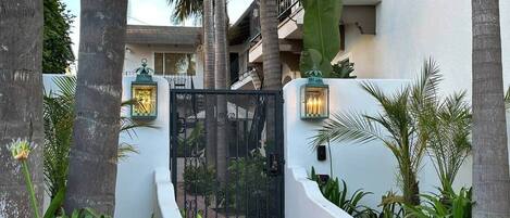 تفاصيل الفندق من الخارج