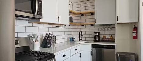 Refrigerador, microondas, horno y parrilla de estufa