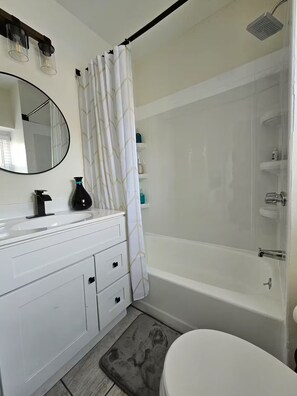 Secador de pelo, toallas, jabón, shampoo