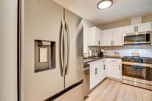 Réfrigérateur, micro-ondes, plaque de cuisson, lave-vaisselle
