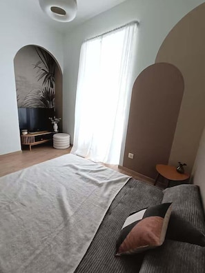 1 bedroom, desk, Internet, bed sheets