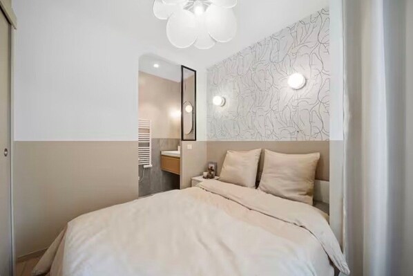 1 bedroom, desk, Internet, bed sheets