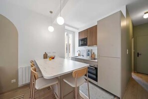 Kylskåp, mikrovågsugn, ugn och diskmaskin