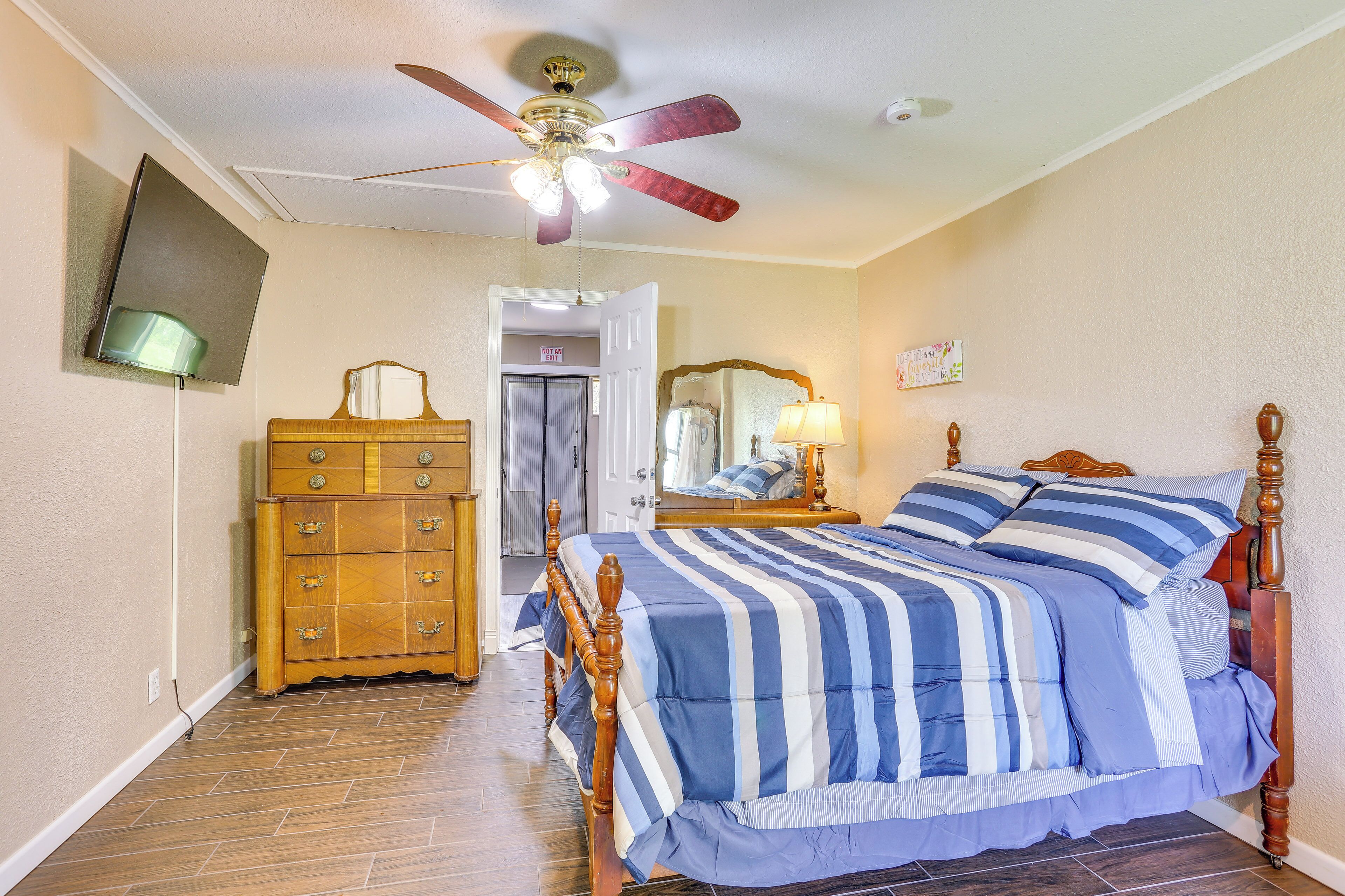 4 bedrooms, iron/ironing board, internet, bed sheets