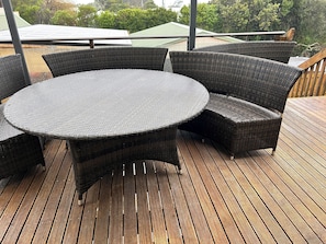 Outdoor dining - Only 80 minutes from Auckland! Peaceful & restorative Awhitu Peninsula retreat. (Awhitu)