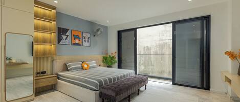 Deluxe-huone | Tallelokero huoneessa, työpöytä