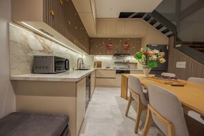 Termasuk sarapan masakan tempatan setiap hari